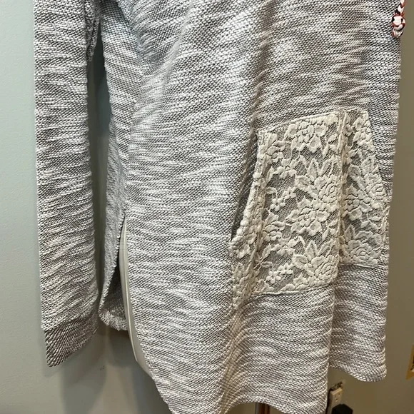 Women’s Gray & Lace Long Sweatshirt - Picture 6 of 12